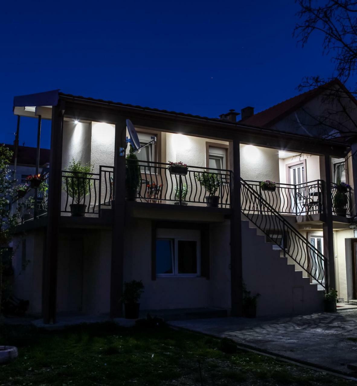 Apartment Kaca *